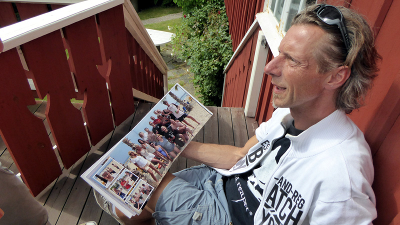 Guido blättert in meinem Fotobuch von der WVC 2016 in Alicante