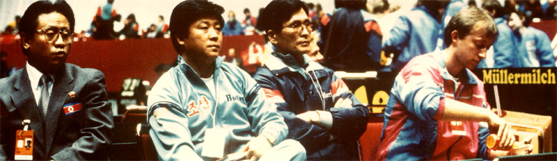 TTWM 1989 - Betreuerteam Nordkorea an der Box beim Team-Halbfinale gegen Schweden