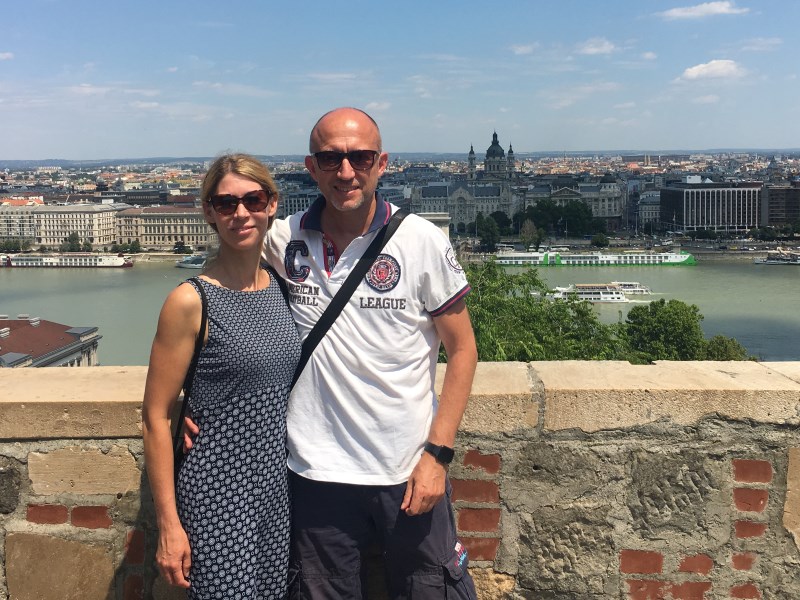 Blick von der Fischerbastei in Pest auf die Donau und Pest