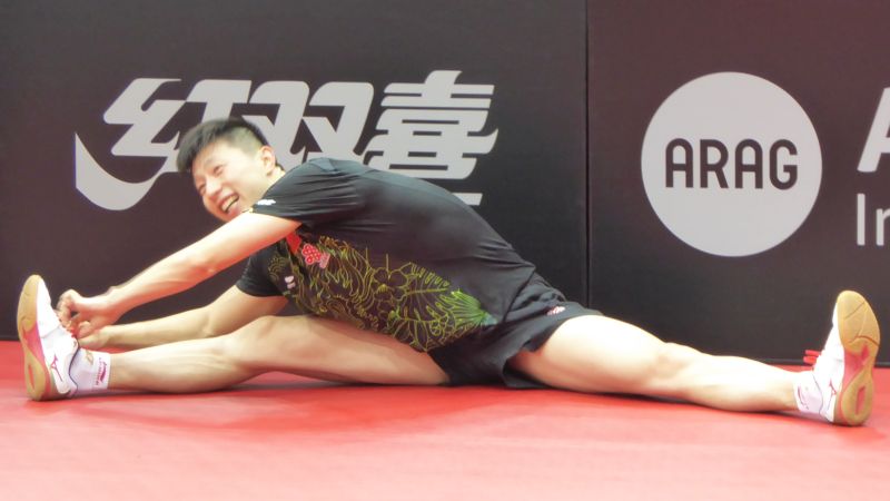 Modellathlet Ma Long beim Stretching nach dem Training